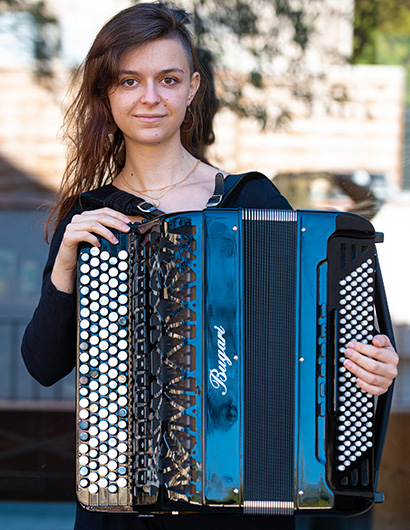 musicien_Julia_Sinoimeri